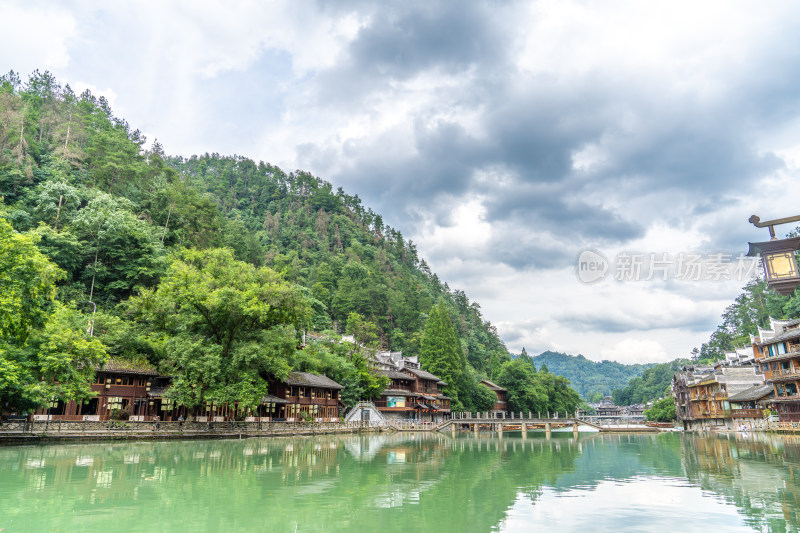 凤凰古城河畔苗族建筑与青山