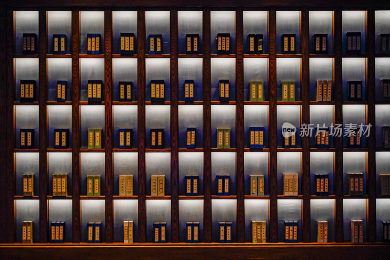 中式书架陈列书籍