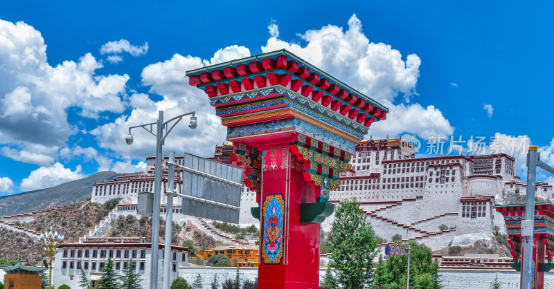 西藏拉萨布达拉宫广场图腾灯柱建筑