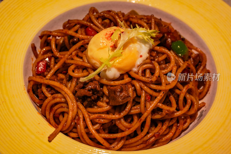 牛肉蔬菜意面特写