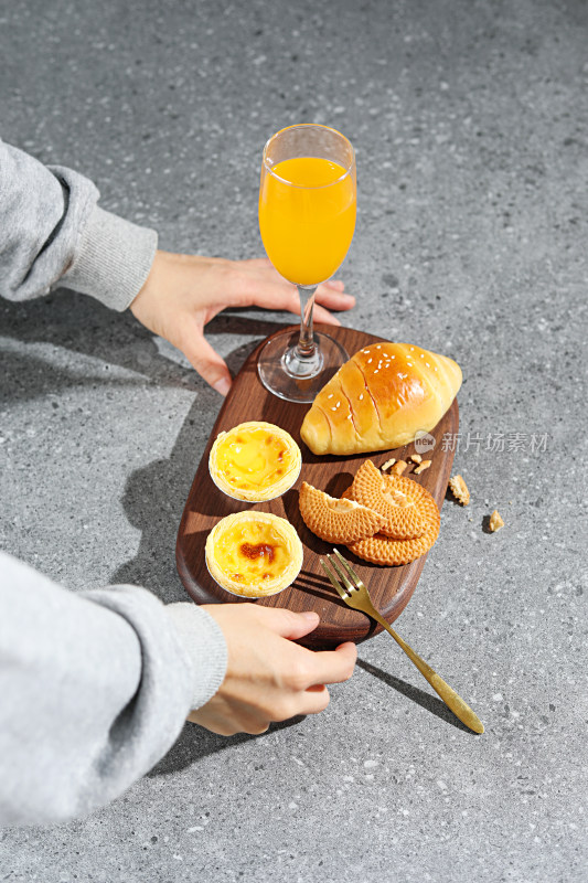 桌面上的早餐面包和饮品果汁
