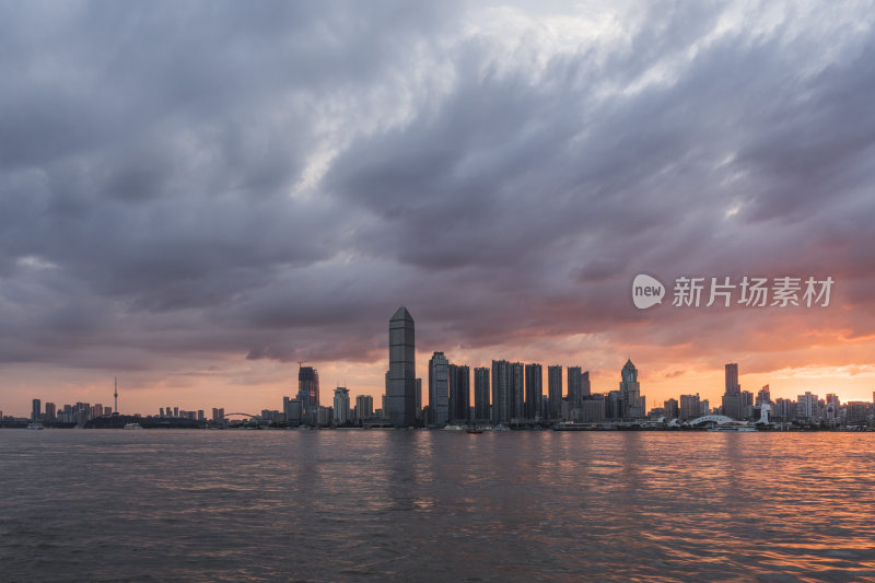 城市江畔的璀璨夜景全景