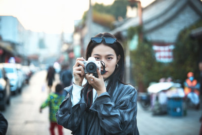 手持相机拍摄的港风少女