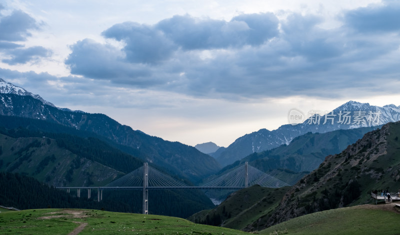 雪山草原中的新疆伊犁果子沟大桥