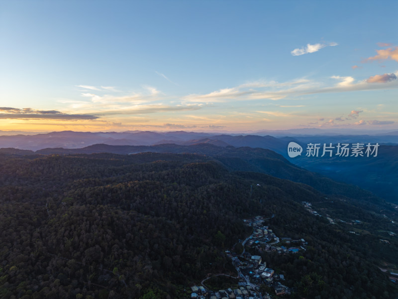 航拍暮色下的景迈山山峦叠嶂自然风光