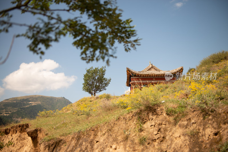 蓝天白云下的寺院