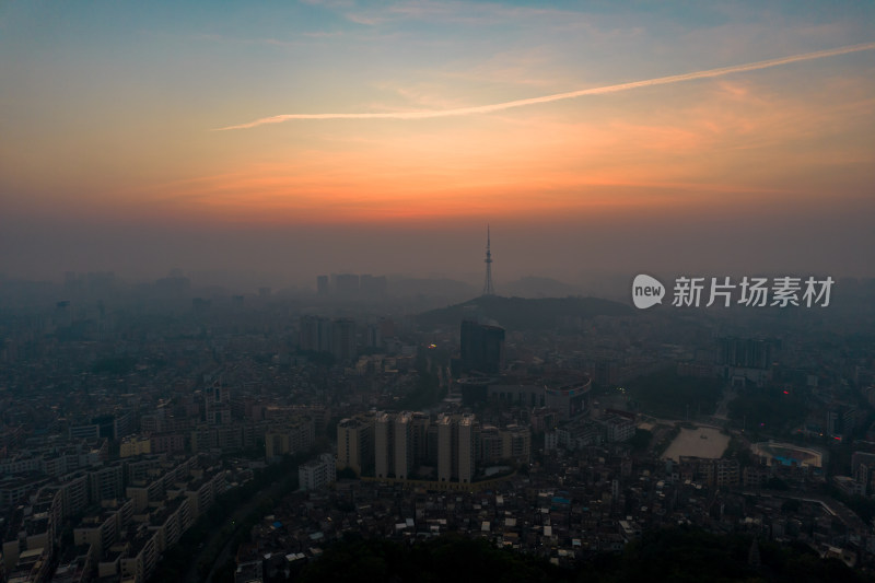 广东阳江城市清晨日出彩霞航拍摄影图