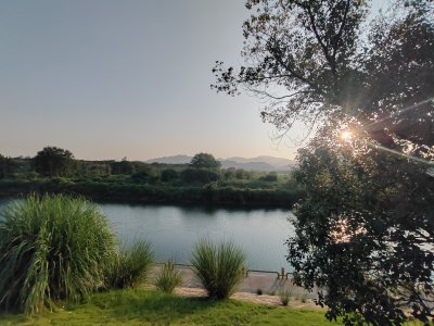 阳光照耀下的山水自然风景