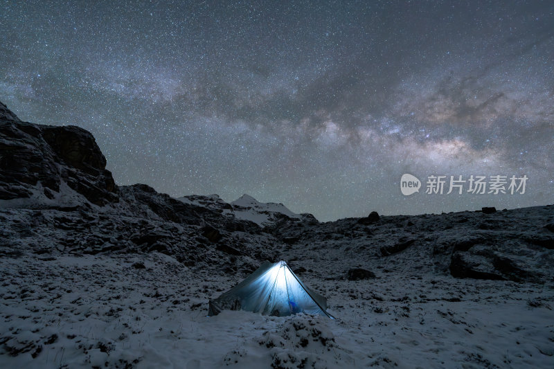 西藏嘎玛沟措学仁玛银河与雪山湖泊的夜色