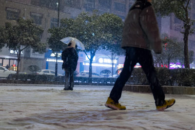 冬天下雪寒冷降温城市出行生活