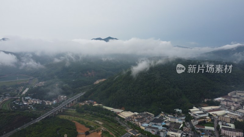 广东东莞：雨后清溪镇云雾缭绕宛如仙境