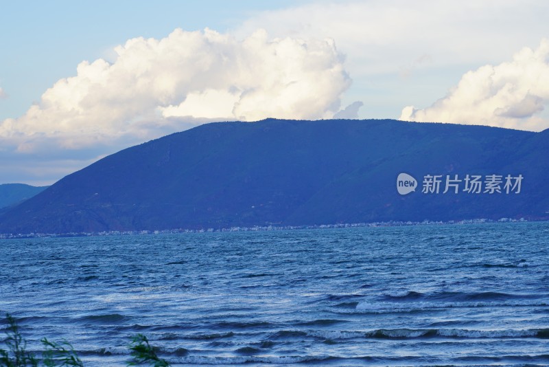 湖边远山与蓝天白云风景洱海