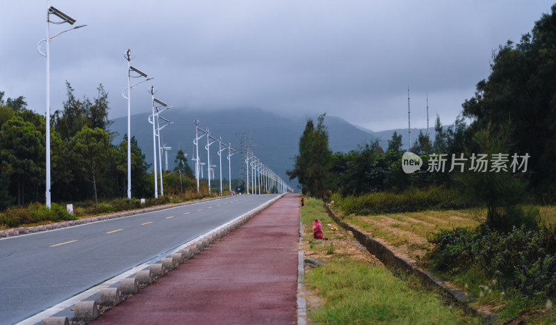 福建省福州平潭岛环岛路，起雾的道路