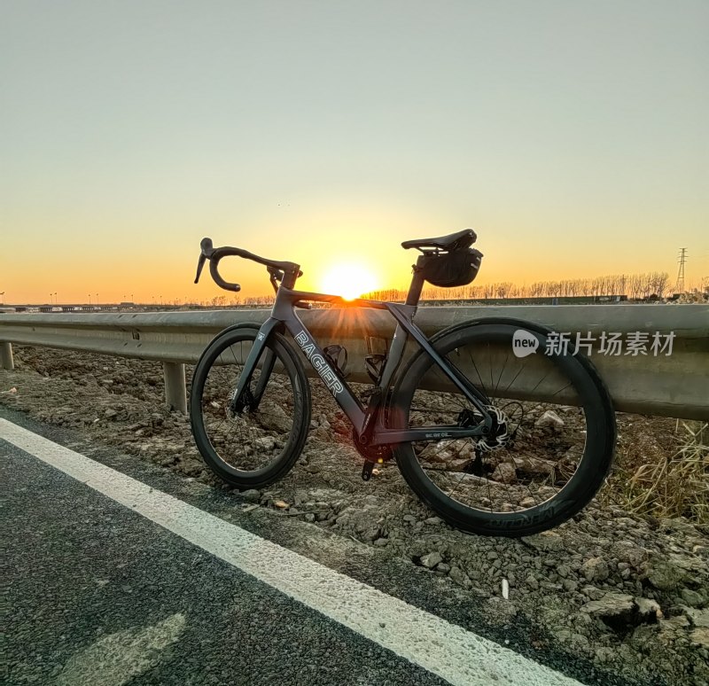 夕阳下停在路边的公路自行车