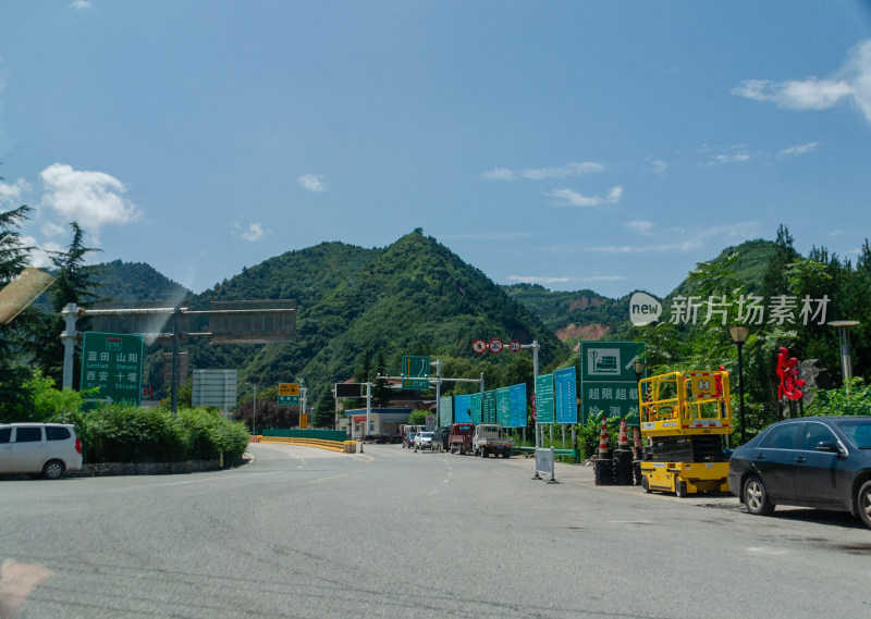 陕西秦岭山区公路收费站场景