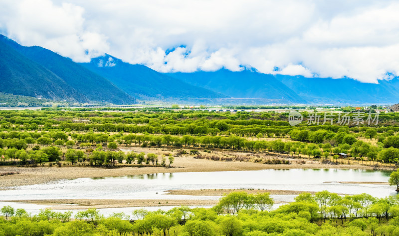 尼洋河山林河流自然风光全景