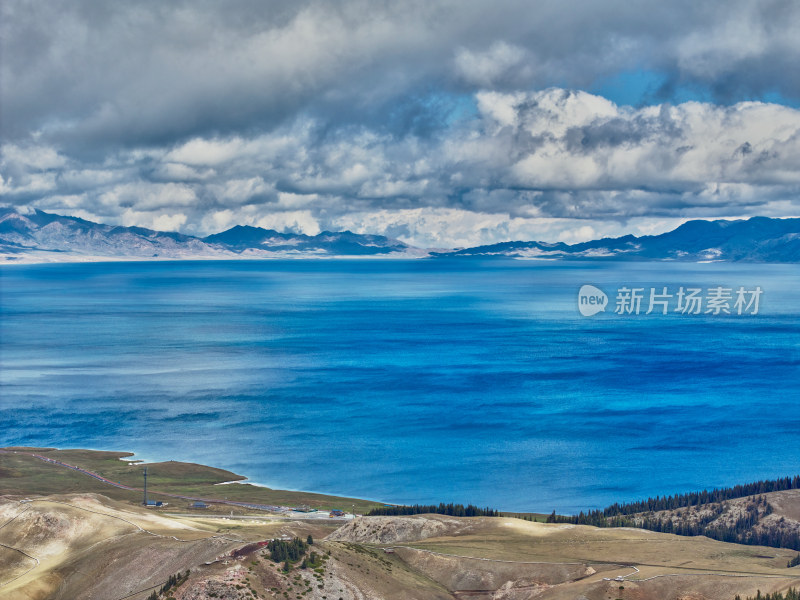 云海下的赛里木湖