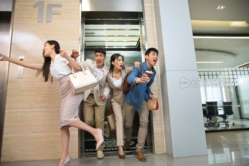 商务男女挤电梯