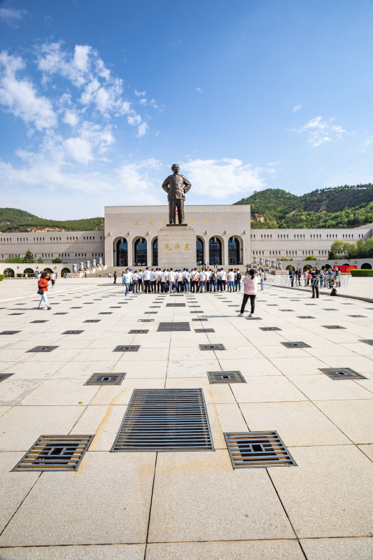 陕西延安革命纪念馆建筑与毛泽东雕塑塑像