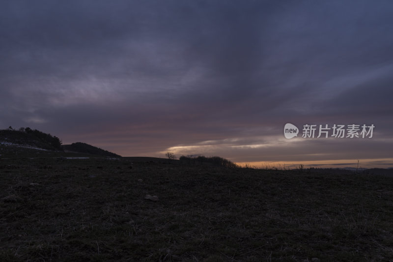 旷野中美丽的黄昏日落景色