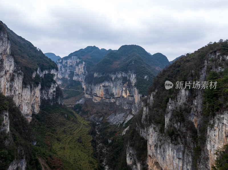 悬崖峭壁上的惊险道路