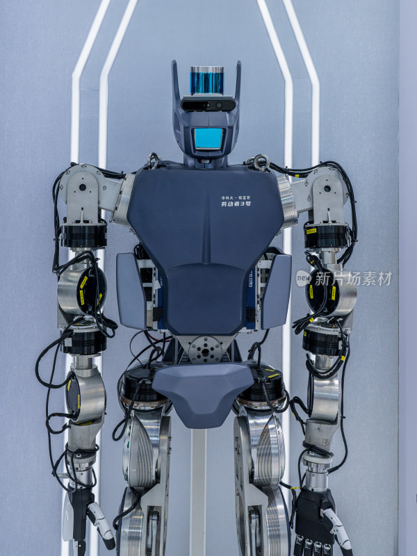 站立的智能机器人特写