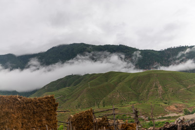 云雾缭绕下的草原山峰