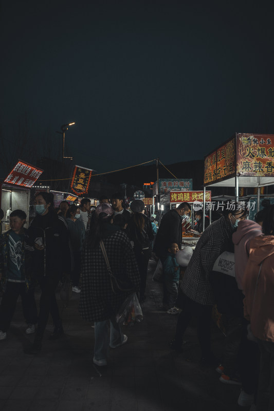 夜晚逛夜市的路人