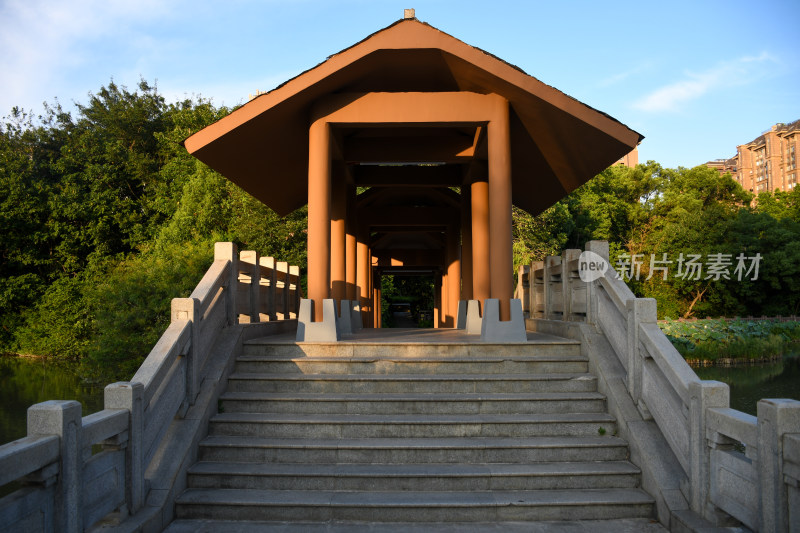 户外水边的石阶长廊和景观小乔