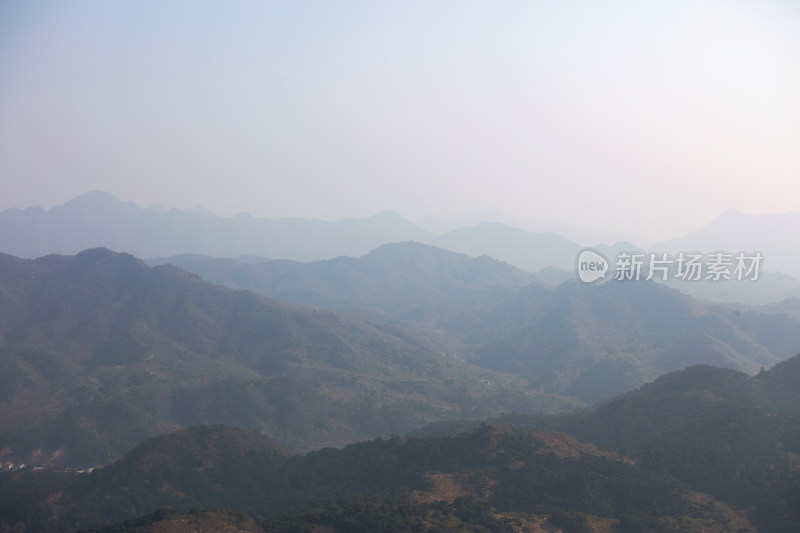 雾霾天气下的大山