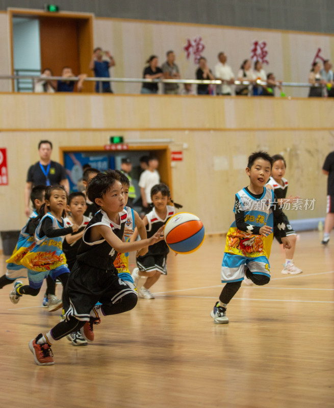 幼儿体育大会中的篮球对战