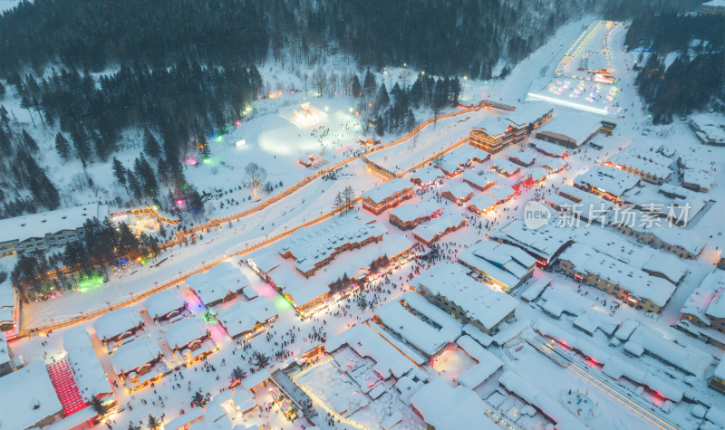 中国雪乡，雪夜里的童话小镇