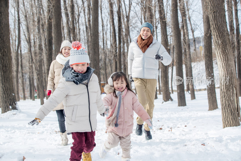 欢乐家庭在雪地里奔跑