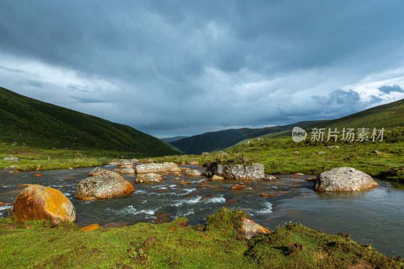 蓝天白云草原山峰湖泊