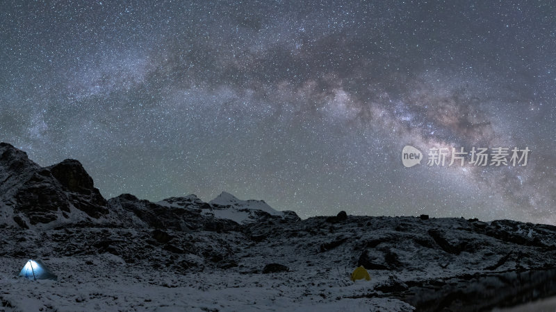 西藏嘎玛沟措学仁玛银河与雪山湖泊的夜色