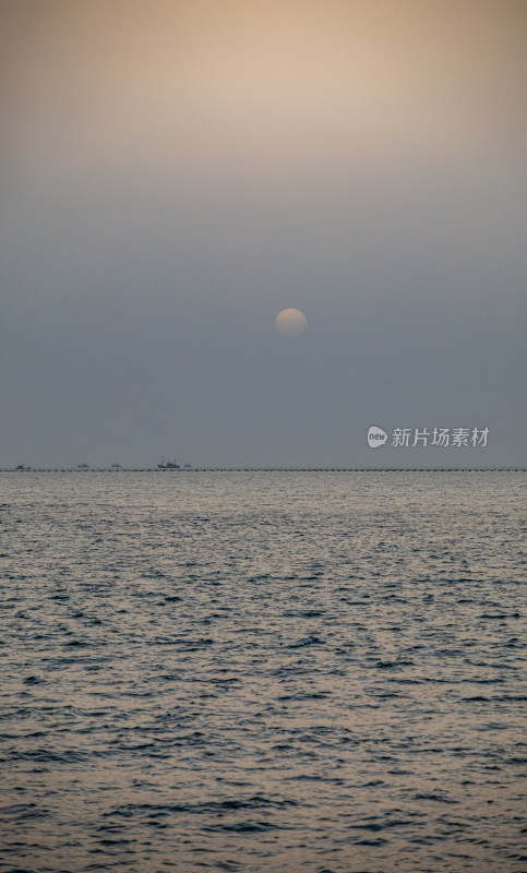 山东日照灯塔景区海上雾色日出景观