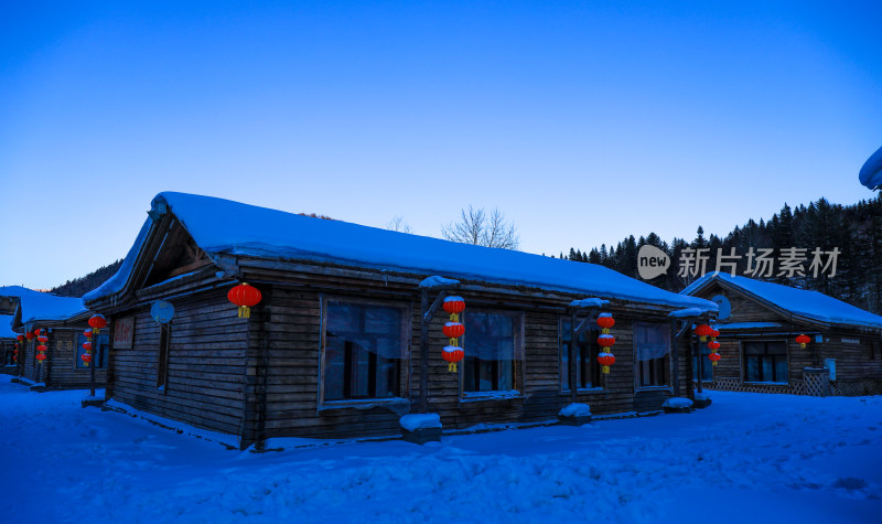 冬天大雪新年挂灯笼村庄