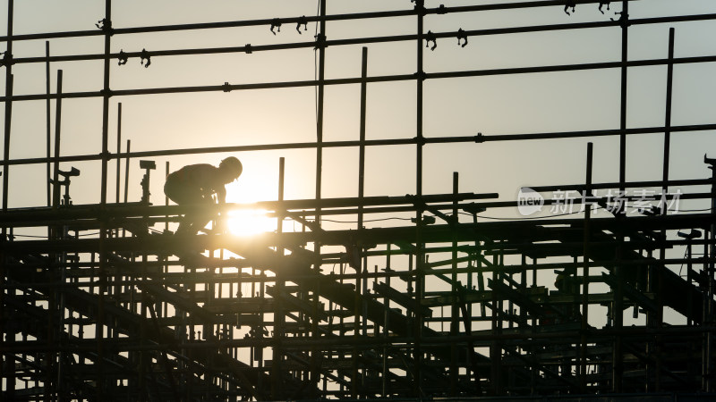 清晨的建筑工地和建筑工人