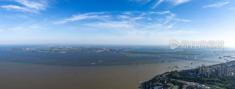 俯瞰岳阳城区与洞庭湖交汇的壮阔景象