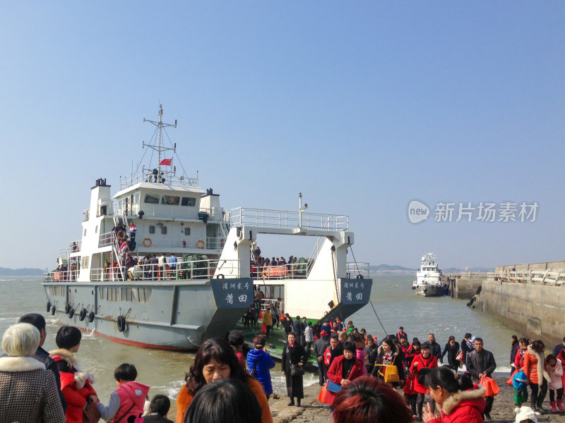 码头人群登船场景