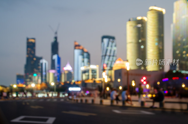 夜晚城市街道旁的璀璨高楼群像