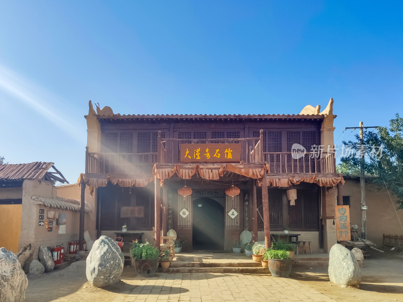 晴朗的夏日，敦煌古城风景