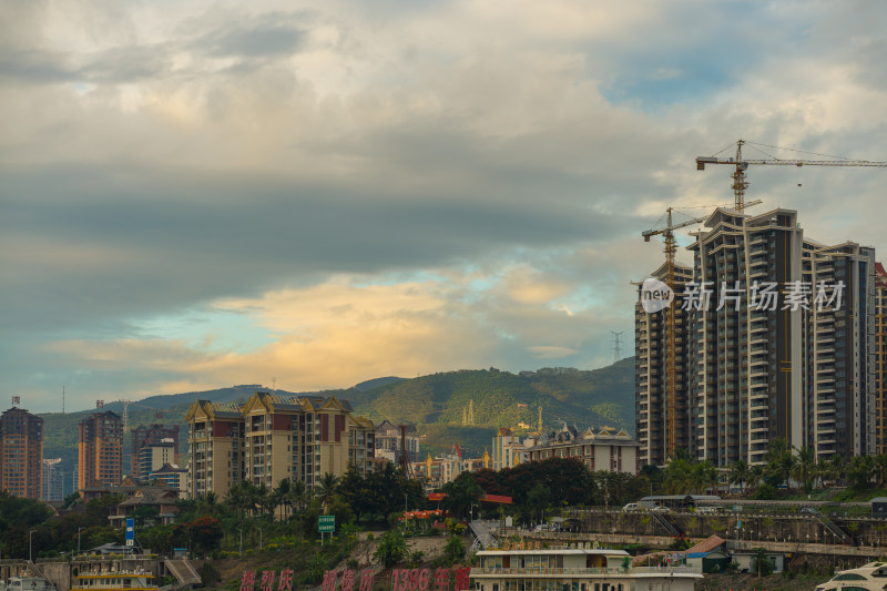 城市建筑群与远处山峦景观