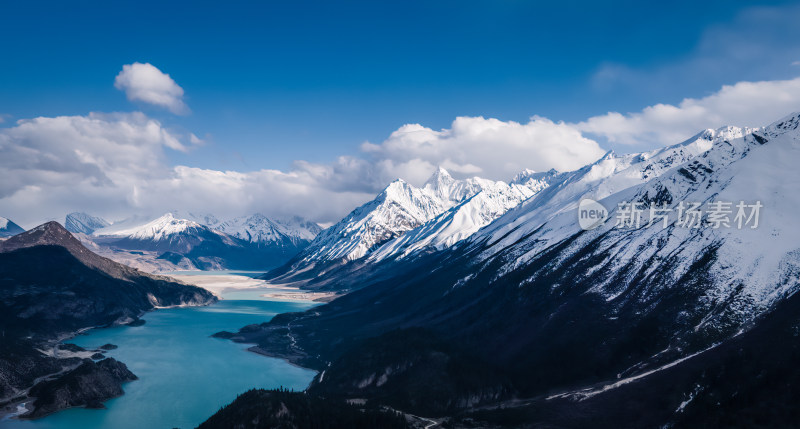 然乌湖雪山环绕的蓝色湖泊景观