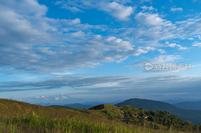 山顶的云景