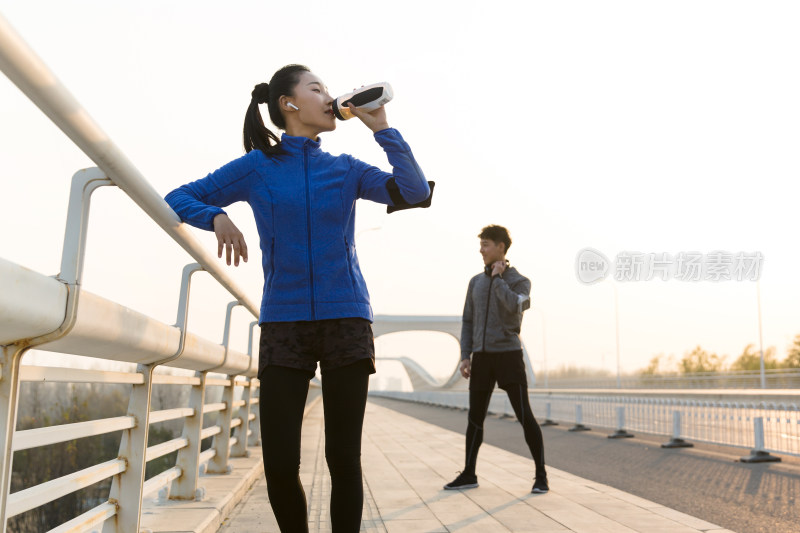 青年男女户外锻炼