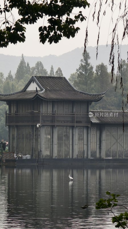 水上中式建筑倒影的静谧景象