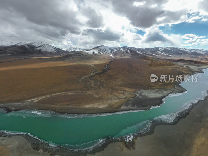 航拍高原山间蜿蜒河流