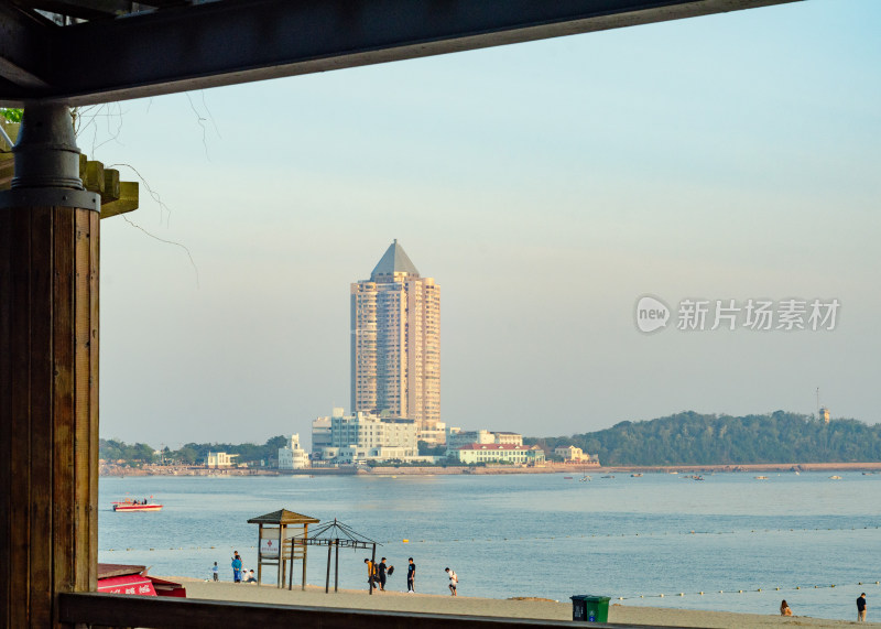 青岛旅游站在亭子中看海景