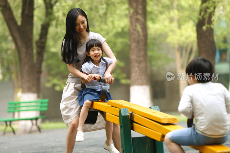 快乐母女玩跷跷板